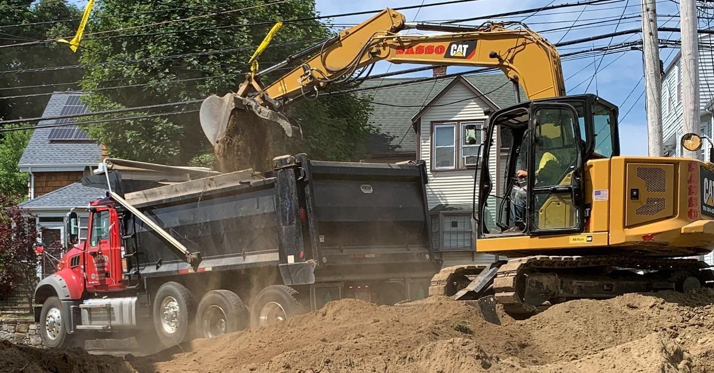 Sasso excavator loading a dump truck